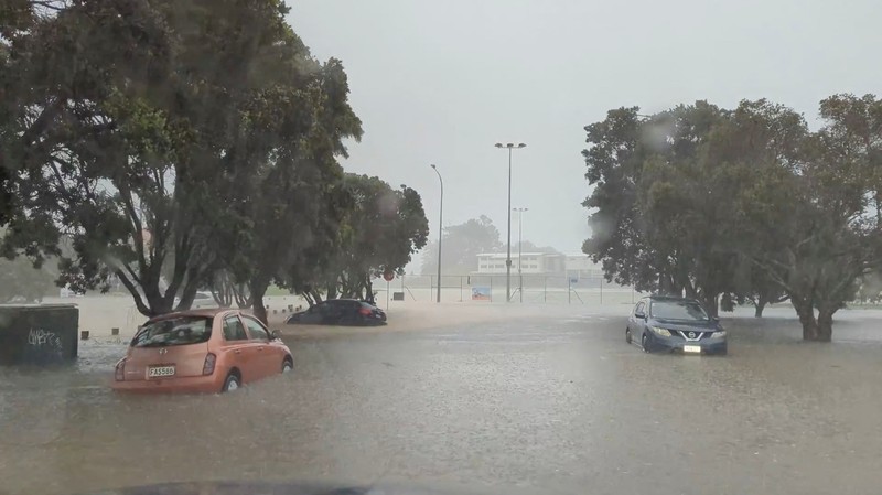 NEW ZEALAND-WEATHER/ Stranded vehicles are seen during heavy rainfall in Auckland, New Zealand January 27, 2023, in this screen grab obtained from a social media video. @MonteChristoNZ/via REUTERS THIS IMAGE HAS BEEN SUPPLIED BY A THIRD PARTY. MANDATORY CREDIT. NO RESALES. NO ARCHIVES.
