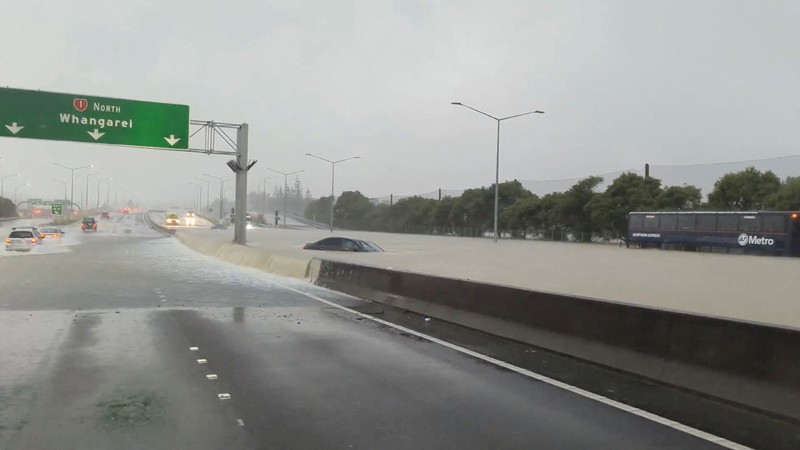 NEW ZEALAND-WEATHER/ Stranded vehicles are seen during heavy rainfall in Auckland, New Zealand January 27, 2023, in this screen grab obtained from a social media video. @MonteChristoNZ/via REUTERS THIS IMAGE HAS BEEN SUPPLIED BY A THIRD PARTY. MANDATORY CREDIT. NO RESALES. NO ARCHIVES.