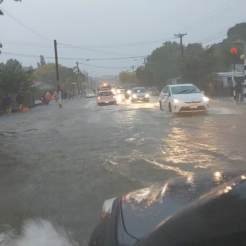 NEW ZEALAND-WEATHER/ Stranded vehicles are seen during heavy rainfall in Auckland, New Zealand January 27, 2023, in this screen grab obtained from a social media video. @MonteChristoNZ/via REUTERS THIS IMAGE HAS BEEN SUPPLIED BY A THIRD PARTY. MANDATORY CREDIT. NO RESALES. NO ARCHIVES.