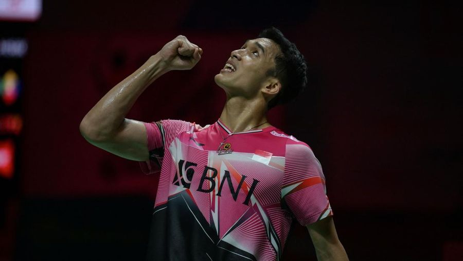 Indonesia's Jonatan Christie (R) celebrates beating compatriot Chico Aura Dwi Wardoyo during the men's singles final match of the Daihatsu Indonesia Masters 2023 in Jakarta on January 29, 2023. (Photo by BAY ISMOYO / AFP) (Photo by BAY ISMOYO/AFP via Getty Images)