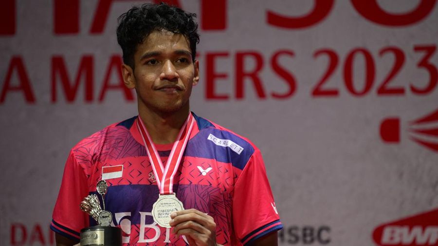 Runner-up Chico Aura Dwi Wardoyo of Indonesia poses with his medal on the podium during the victory ceremony for the men's singles final match of the Daihatsu Indonesia Masters 2023 in Jakarta on January 29, 2023. (Photo by BAY ISMOYO / AFP) (Photo by BAY ISMOYO/AFP via Getty Images)
