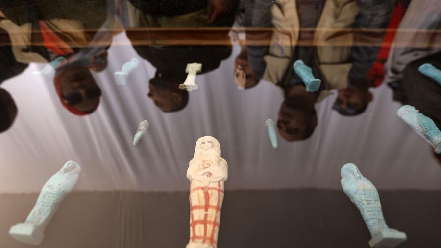 CAIRO, EGYPT- JANUARY 26: Egyptian archaeological workers excavating the site of the Step Pyramid of Djoser in Saqqara during the announcement of new discoveries at the Director Bridge in Saqqara, on January 26, 2023 in Giza, Egypt. (Photo by Fadel Dawod/Getty Images)