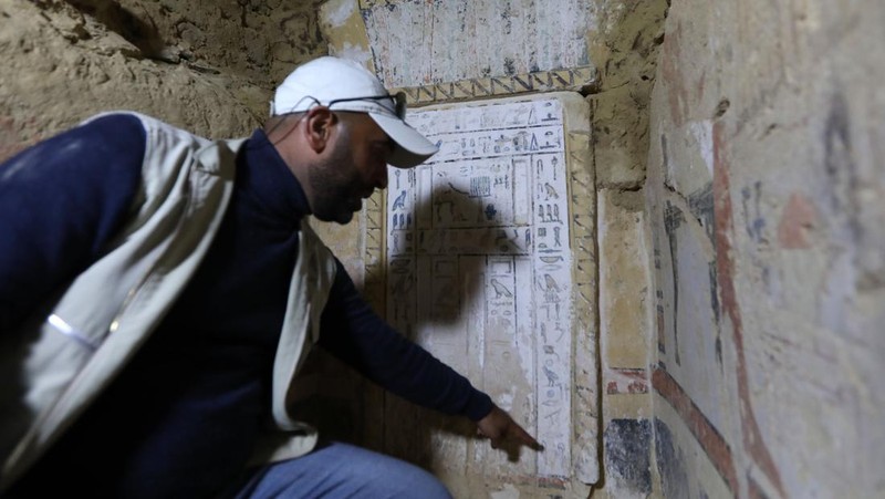 CAIRO, EGYPT- JANUARY 26: Egyptian archaeological workers excavating the site of the Step Pyramid of Djoser in Saqqara during the announcement of new discoveries at the Director Bridge in Saqqara, on January 26, 2023 in Giza, Egypt. (Photo by Fadel Dawod/Getty Images)
