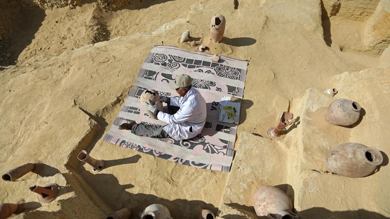 CAIRO, EGYPT- JANUARY 26: Egyptian archaeological workers excavating the site of the Step Pyramid of Djoser in Saqqara during the announcement of new discoveries at the Director Bridge in Saqqara, on January 26, 2023 in Giza, Egypt. (Photo by Fadel Dawod/Getty Images)