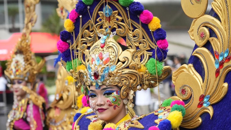 Indonesian President Joko Widodo, center, bangs a drum during the opening ceremony of the Kick Off 2023 ASEAN Indonesian Chairmanship in Jakarta, Indonesia, Sunday, Jan. 29, 2023. Indonesia will chair the Association of Southeast Asian Nations, ASEAN, for 2023. (AP Photo/Achmad Ibrahim)