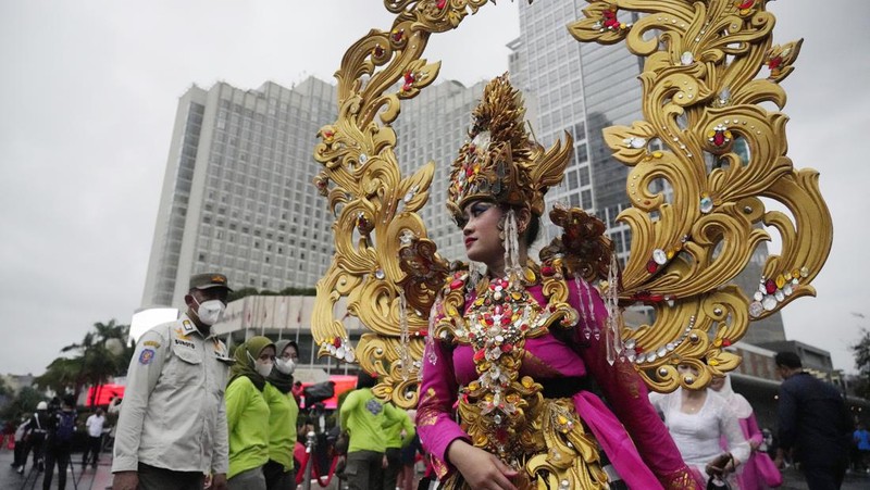 Indonesian President Joko Widodo, center, bangs a drum during the opening ceremony of the Kick Off 2023 ASEAN Indonesian Chairmanship in Jakarta, Indonesia, Sunday, Jan. 29, 2023. Indonesia will chair the Association of Southeast Asian Nations, ASEAN, for 2023. (AP Photo/Achmad Ibrahim)
