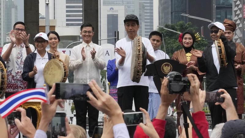 Indonesian President Joko Widodo, center, bangs a drum during the opening ceremony of the Kick Off 2023 ASEAN Indonesian Chairmanship in Jakarta, Indonesia, Sunday, Jan. 29, 2023. Indonesia will chair the Association of Southeast Asian Nations, ASEAN, for 2023. (AP Photo/Achmad Ibrahim)