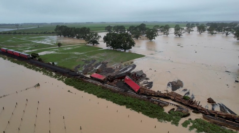 NEW ZEALAND-TRAIN/ACCIDENT A general view shows a train derailed in Te Puke, New Zealand January 29, 2023 in this still image obtained from a social media video. David Holwerda/via REUTERS THIS IMAGE HAS BEEN SUPPLIED BY A THIRD PARTY. MANDATORY CREDIT. NO RESALES. NO ARCHIVES.