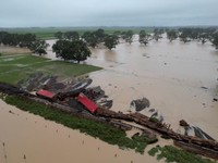 Potret Kereta di Selandia Baru yang Tergelincir karena Banjir