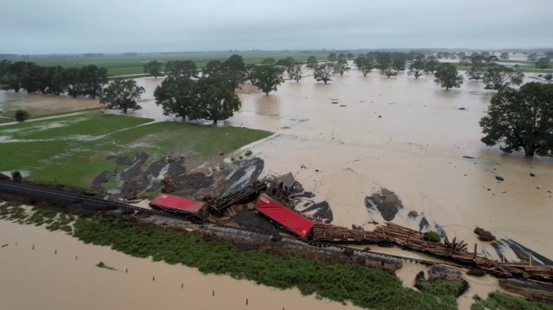 NEW ZEALAND-TRAIN/ACCIDENT A general view shows a train derailed in Te Puke, New Zealand January 29, 2023 in this still image obtained from a social media video. David Holwerda/via REUTERS THIS IMAGE HAS BEEN SUPPLIED BY A THIRD PARTY. MANDATORY CREDIT. NO RESALES. NO ARCHIVES.