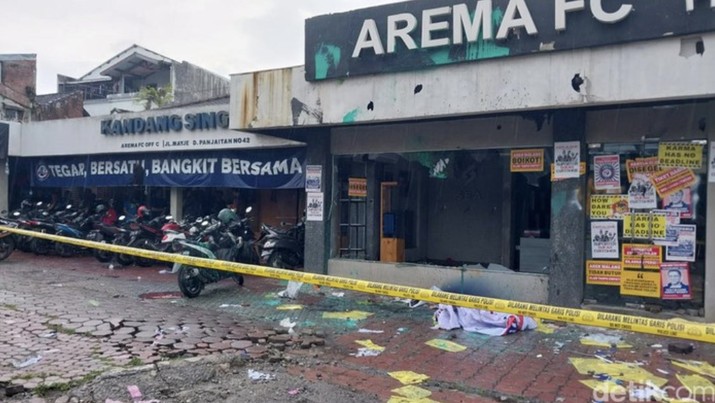 Penampakan kandang singa kantor Arema FC usai jadi sasaran pelemparan batu dan kayu saat demo Aremania (Foto: M Bagus Ibrahim/detikJatim) Penampakan kandang singa kantor Arema FC usai jadi sasaran pelemparan batu dan kayu saat demo Aremania (Foto: M Bagus Ibrahim/detikJatim)