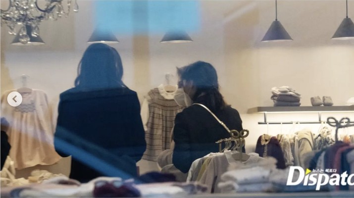 Dispatch membagikan foto eksklusif yang memperlihatkan Katy Louise Saunders yang sedang mempersiapkan kelahiran anak pertamanya dengan Song Joongki. Dispatch membagikan foto eksklusif yang memperlihatkan Katy Louise Saunders yang sedang mempersiapkan kelahiran anak pertamanya dengan Song Joongki. (Instagram @coppamagz)