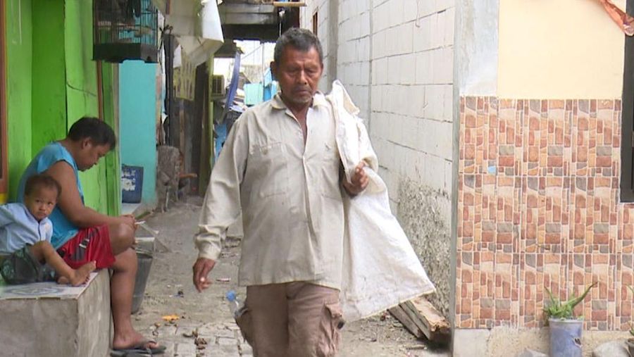 Kakek Gaffar (58) yang mencari rupiah dari sampah-sampah yang di temuinya. (Dok. Berbuat Baik)