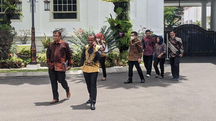 Menteri investasi/kepala bkpm Bahlil lahadalia dan Rektor Universitas Paramadina Didik junaidi Rachbini (CNBC Indonesia/emir yanwardhana)