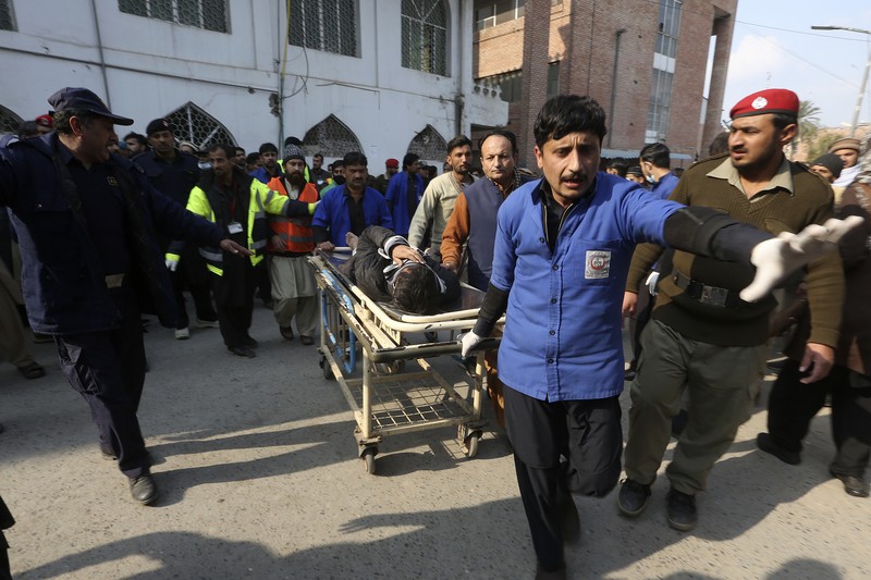 Para pekerja mengangkut seorang korban yang terluka akibat bom bunuh diri setibanya di sebuah rumah sakit di Peshawar, Pakistan, Senin, 30 Januari 2023. Para pekerja mengangkut seorang korban yang terluka akibat bom bunuh diri setibanya di sebuah rumah sakit di Peshawar, Pakistan, Senin, 30 Januari 2023. Seorang pembom bunuh diri menyerang Senin di dalam sebuah masjid di kota Peshawar, Pakistan barat laut, menewaskan banyak orang dan melukai puluhan lainnya. jamaah, kata para pejabat. (AP Photo/Muhammad Sajjad)