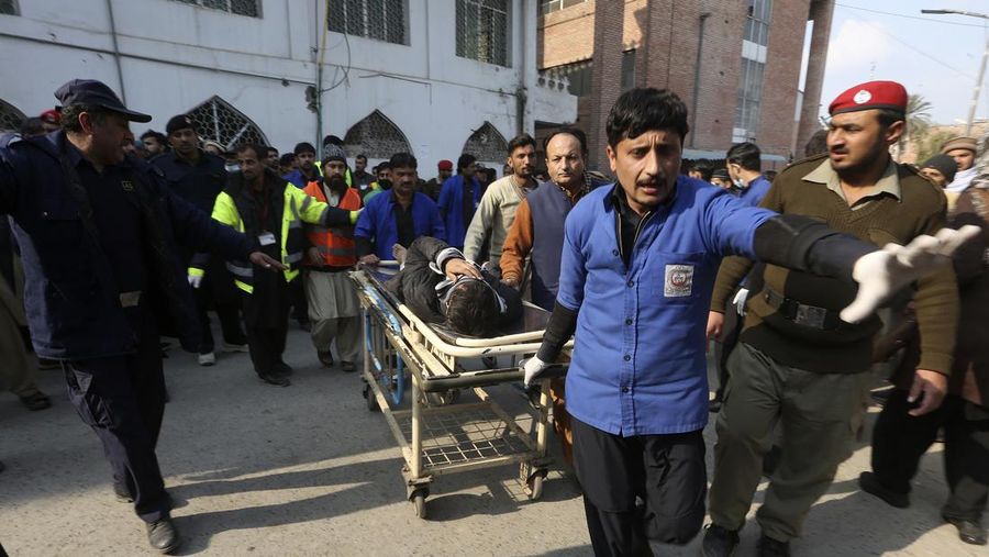 Para pekerja mengangkut seorang korban yang terluka akibat bom bunuh diri setibanya di sebuah rumah sakit di Peshawar, Pakistan, Senin, 30 Januari 2023. Seorang pembom bunuh diri menyerang Senin di dalam sebuah masjid di kota Peshawar, Pakistan barat laut, menewaskan banyak orang dan melukai puluhan lainnya. jamaah, kata para pejabat. (AP Photo/Muhammad Sajjad)