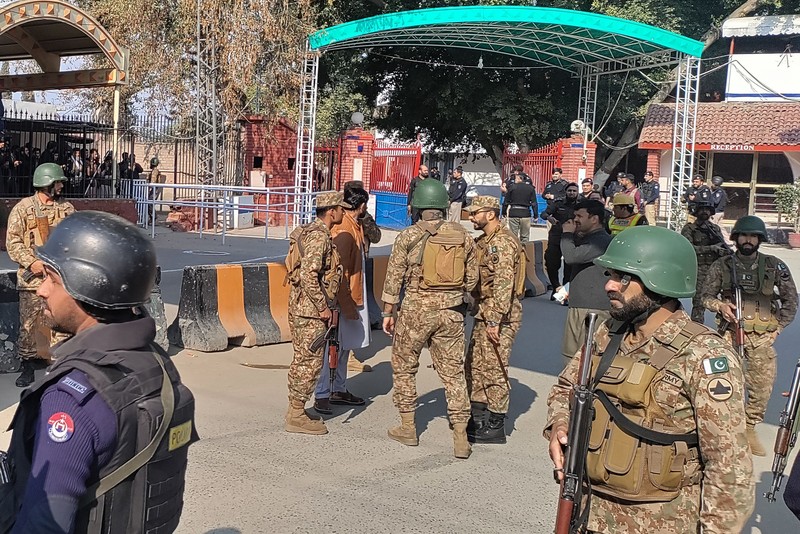 Para pekerja mengangkut seorang korban yang terluka akibat bom bunuh diri setibanya di sebuah rumah sakit di Peshawar, Pakistan, Senin, 30 Januari 2023. Para pekerja mengangkut seorang korban yang terluka akibat bom bunuh diri setibanya di sebuah rumah sakit di Peshawar, Pakistan, Senin, 30 Januari 2023. Seorang pembom bunuh diri menyerang Senin di dalam sebuah masjid di kota Peshawar, Pakistan barat laut, menewaskan banyak orang dan melukai puluhan lainnya. jamaah, kata para pejabat. (AP Photo/Muhammad Sajjad)
