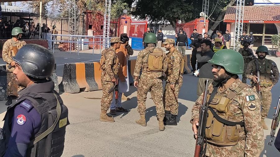 Para pekerja mengangkut seorang korban yang terluka akibat bom bunuh diri setibanya di sebuah rumah sakit di Peshawar, Pakistan, Senin, 30 Januari 2023. Seorang pembom bunuh diri menyerang Senin di dalam sebuah masjid di kota Peshawar, Pakistan barat laut, menewaskan banyak orang dan melukai puluhan lainnya. jamaah, kata para pejabat. (AP Photo/Muhammad Sajjad)