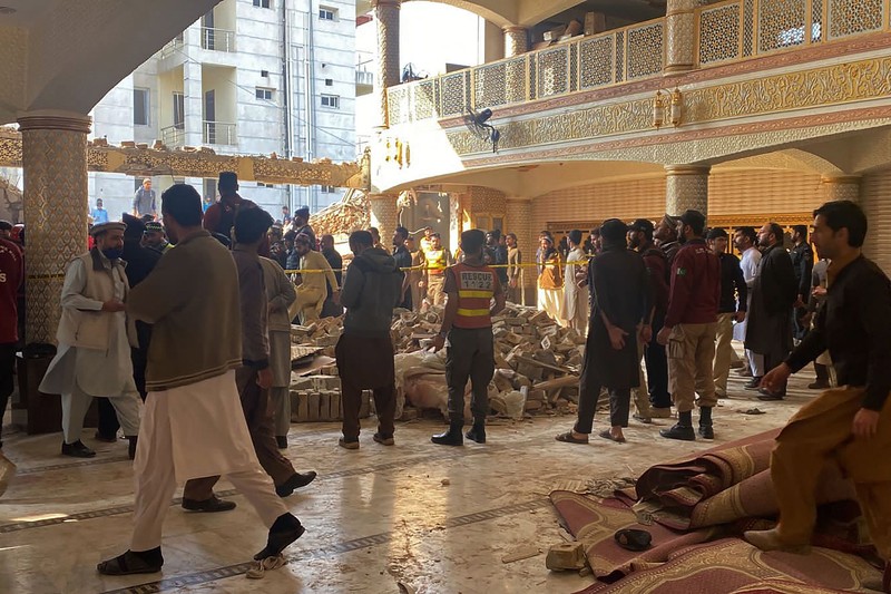 Para pekerja mengangkut seorang korban yang terluka akibat bom bunuh diri setibanya di sebuah rumah sakit di Peshawar, Pakistan, Senin, 30 Januari 2023. Para pekerja mengangkut seorang korban yang terluka akibat bom bunuh diri setibanya di sebuah rumah sakit di Peshawar, Pakistan, Senin, 30 Januari 2023. Seorang pembom bunuh diri menyerang Senin di dalam sebuah masjid di kota Peshawar, Pakistan barat laut, menewaskan banyak orang dan melukai puluhan lainnya. jamaah, kata para pejabat. (AP Photo/Muhammad Sajjad)