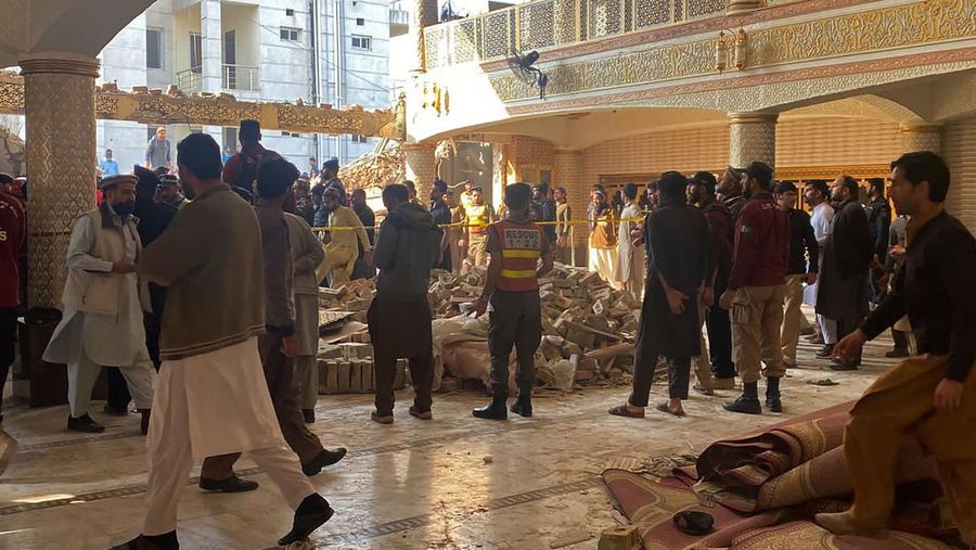 Para pekerja mengangkut seorang korban yang terluka akibat bom bunuh diri setibanya di sebuah rumah sakit di Peshawar, Pakistan, Senin, 30 Januari 2023. Seorang pembom bunuh diri menyerang Senin di dalam sebuah masjid di kota Peshawar, Pakistan barat laut, menewaskan banyak orang dan melukai puluhan lainnya. jamaah, kata para pejabat. (AP Photo/Muhammad Sajjad)