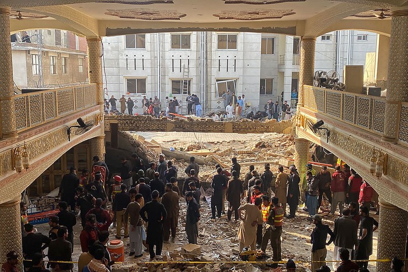 Para pekerja mengangkut seorang korban yang terluka akibat bom bunuh diri setibanya di sebuah rumah sakit di Peshawar, Pakistan, Senin, 30 Januari 2023. Para pekerja mengangkut seorang korban yang terluka akibat bom bunuh diri setibanya di sebuah rumah sakit di Peshawar, Pakistan, Senin, 30 Januari 2023. Seorang pembom bunuh diri menyerang Senin di dalam sebuah masjid di kota Peshawar, Pakistan barat laut, menewaskan banyak orang dan melukai puluhan lainnya. jamaah, kata para pejabat. (AP Photo/Muhammad Sajjad)