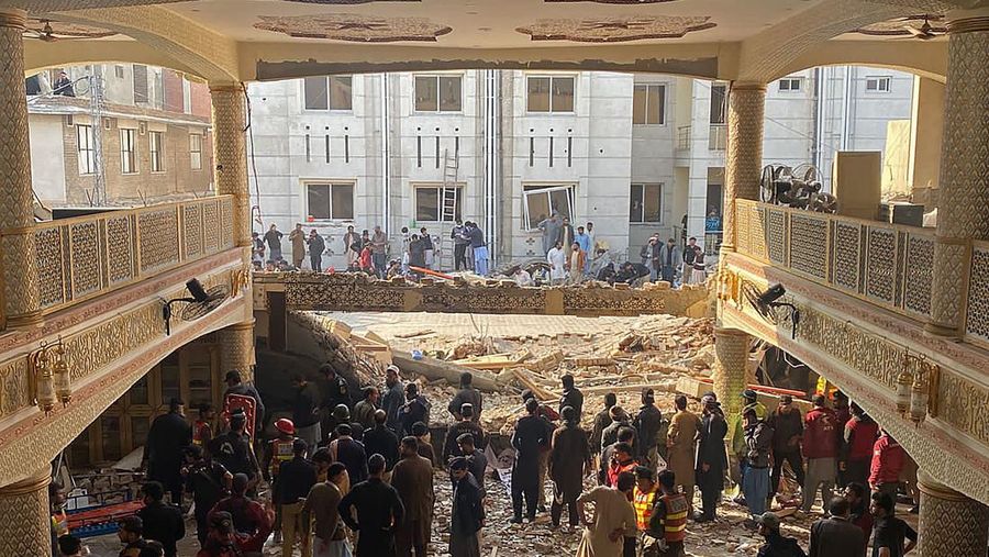 Petugas keamanan memeriksa lokasi ledakan masjid di dalam markas polisi di Peshawar pada 30 Januari 2023. - Sedikitnya 17 orang tewas dalam ledakan masjid di markas polisi di Pakistan, kata seorang pejabat rumah sakit. (MAAZ ALI/AFP via Getty Images)