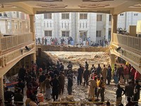 Horor Bom Bunuh Diri di Masjid Pakistan, Mayat Bergelimpangan