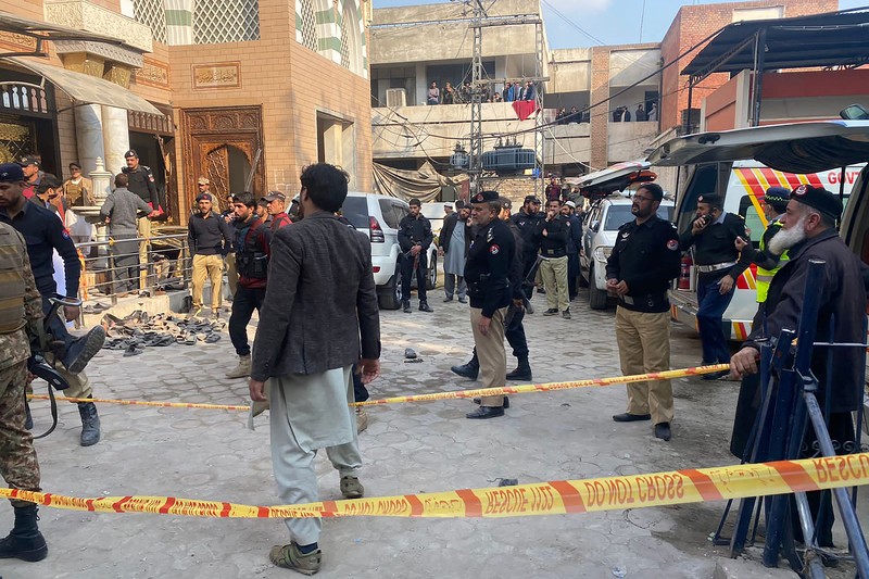Para pekerja mengangkut seorang korban yang terluka akibat bom bunuh diri setibanya di sebuah rumah sakit di Peshawar, Pakistan, Senin, 30 Januari 2023. Para pekerja mengangkut seorang korban yang terluka akibat bom bunuh diri setibanya di sebuah rumah sakit di Peshawar, Pakistan, Senin, 30 Januari 2023. Seorang pembom bunuh diri menyerang Senin di dalam sebuah masjid di kota Peshawar, Pakistan barat laut, menewaskan banyak orang dan melukai puluhan lainnya. jamaah, kata para pejabat. (AP Photo/Muhammad Sajjad)