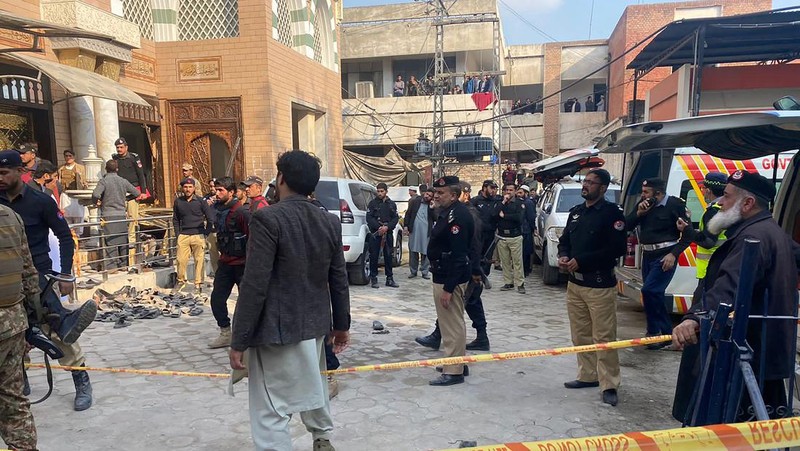 Para pekerja mengangkut seorang korban yang terluka akibat bom bunuh diri setibanya di sebuah rumah sakit di Peshawar, Pakistan, Senin, 30 Januari 2023. Seorang pembom bunuh diri menyerang Senin di dalam sebuah masjid di kota Peshawar, Pakistan barat laut, menewaskan banyak orang dan melukai puluhan lainnya. jamaah, kata para pejabat. (AP Photo/Muhammad Sajjad)