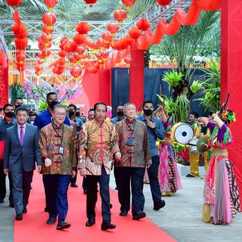 Jokowi & Megawati Diapit 'Sang Naga' di Acara Imlek Nasional