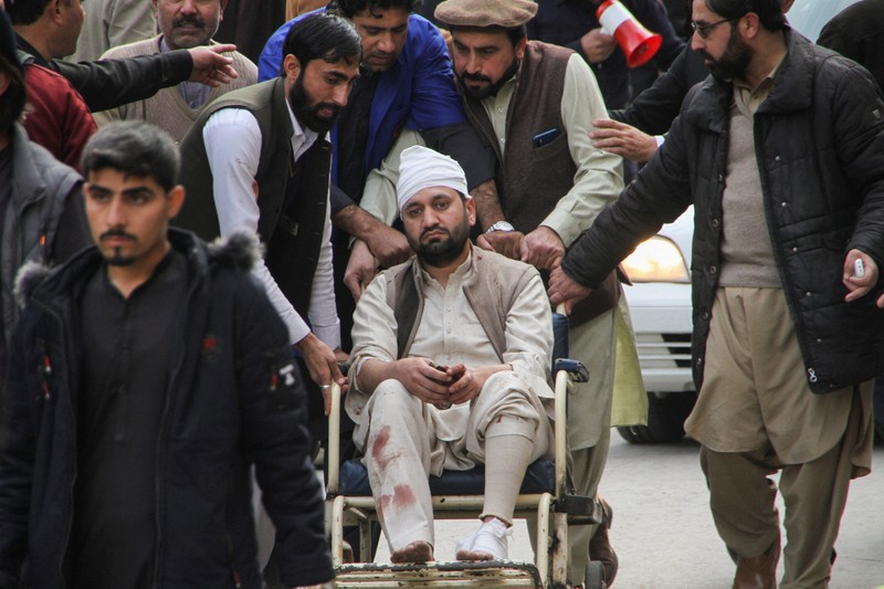 Para pekerja mengangkut seorang korban yang terluka akibat bom bunuh diri setibanya di sebuah rumah sakit di Peshawar, Pakistan, Senin, 30 Januari 2023. Para pekerja mengangkut seorang korban yang terluka akibat bom bunuh diri setibanya di sebuah rumah sakit di Peshawar, Pakistan, Senin, 30 Januari 2023. Seorang pembom bunuh diri menyerang Senin di dalam sebuah masjid di kota Peshawar, Pakistan barat laut, menewaskan banyak orang dan melukai puluhan lainnya. jamaah, kata para pejabat. (AP Photo/Muhammad Sajjad)