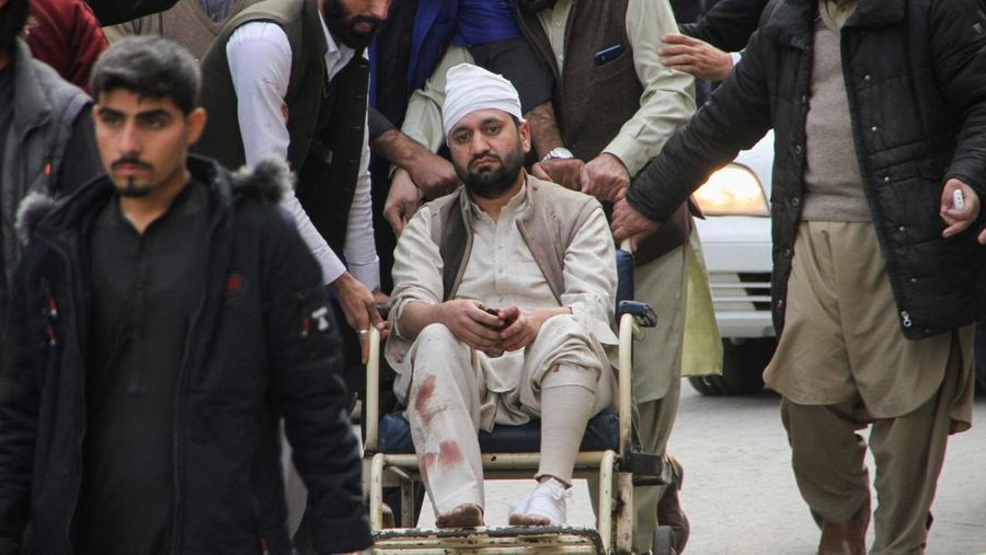 Para pekerja mengangkut seorang korban yang terluka akibat bom bunuh diri setibanya di sebuah rumah sakit di Peshawar, Pakistan, Senin, 30 Januari 2023. Seorang pembom bunuh diri menyerang Senin di dalam sebuah masjid di kota Peshawar, Pakistan barat laut, menewaskan banyak orang dan melukai puluhan lainnya. jamaah, kata para pejabat. (AP Photo/Muhammad Sajjad)