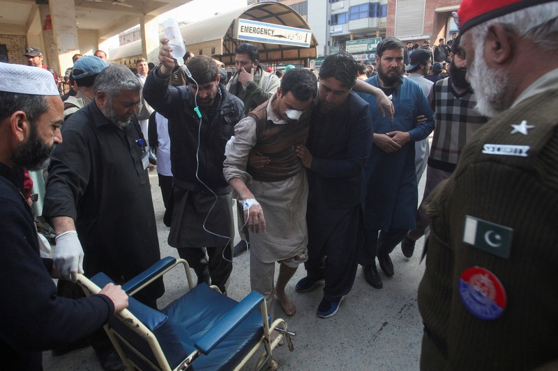 Para pekerja mengangkut seorang korban yang terluka akibat bom bunuh diri setibanya di sebuah rumah sakit di Peshawar, Pakistan, Senin, 30 Januari 2023. Para pekerja mengangkut seorang korban yang terluka akibat bom bunuh diri setibanya di sebuah rumah sakit di Peshawar, Pakistan, Senin, 30 Januari 2023. Seorang pembom bunuh diri menyerang Senin di dalam sebuah masjid di kota Peshawar, Pakistan barat laut, menewaskan banyak orang dan melukai puluhan lainnya. jamaah, kata para pejabat. (AP Photo/Muhammad Sajjad)