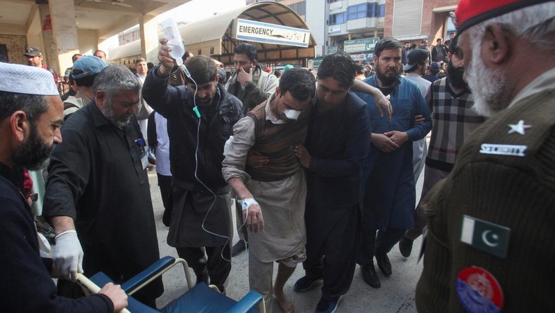 Para pekerja mengangkut seorang korban yang terluka akibat bom bunuh diri setibanya di sebuah rumah sakit di Peshawar, Pakistan, Senin, 30 Januari 2023. Seorang pembom bunuh diri menyerang Senin di dalam sebuah masjid di kota Peshawar, Pakistan barat laut, menewaskan banyak orang dan melukai puluhan lainnya. jamaah, kata para pejabat. (AP Photo/Muhammad Sajjad)