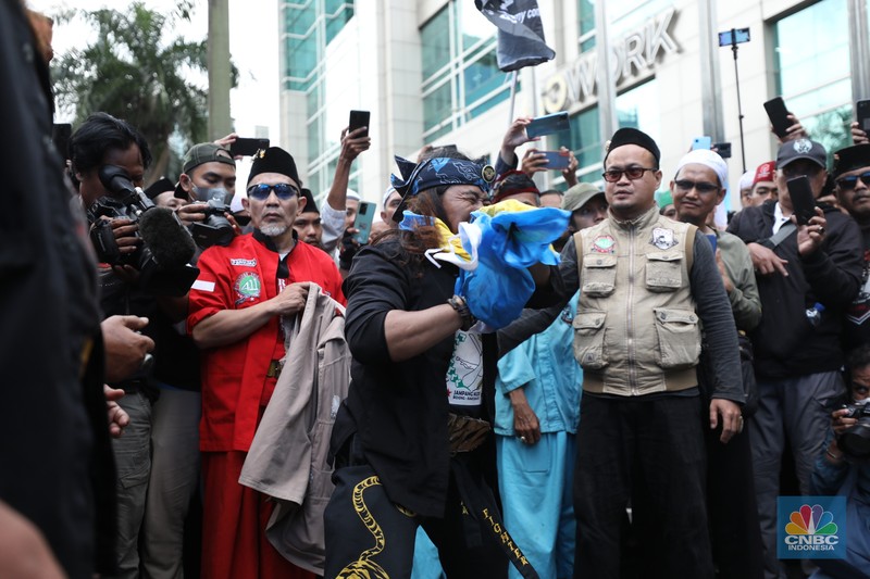 Sejumlah kelompok masyarakat yang tergabung dalam Aksi Bela Al-Quran melakukan aksi merobek dan membakar bendera Swedia di depan Kantor Kedutaan Besar (Kedubes) Swedia, Jakarta, Senin (30/1/2023). Peserta aksi mengecam tindakan Rasmus lantaran dianggap menista agama Islam dengan membakar Al-Qur'an.
