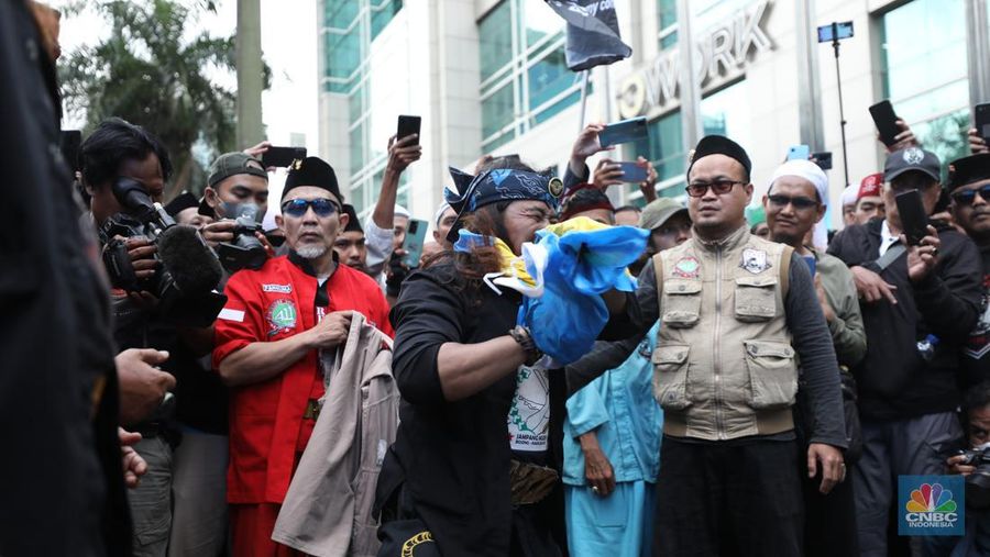 Sejumlah kelompok masyarakat yang tergabung dalam Aksi Bela Al-Quran melakukan aksi merobek dan membakar bendera Swedia di depan Kantor Kedutaan Besar (Kedubes) Swedia, Jakarta, Senin (30/1/2023). Peserta aksi mengecam tindakan Rasmus lantaran dianggap menista agama Islam dengan membakar Al-Qur'an.