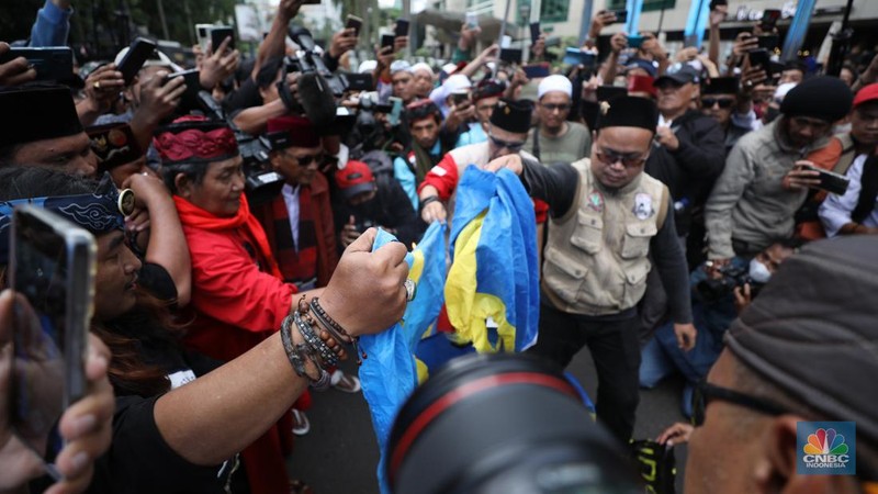 Sejumlah kelompok masyarakat yang tergabung dalam Aksi Bela Al-Quran melakukan aksi merobek dan membakar bendera Swedia di depan Kantor Kedutaan Besar (Kedubes) Swedia, Jakarta, Senin (30/1/2023). Peserta aksi mengecam tindakan Rasmus lantaran dianggap menista agama Islam dengan membakar Al-Qur'an.