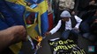 Potret Detik-detik Massa Aksi Membakar Bendera Swedia