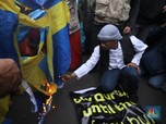 Potret Detik-detik Massa Aksi Membakar Bendera Swedia