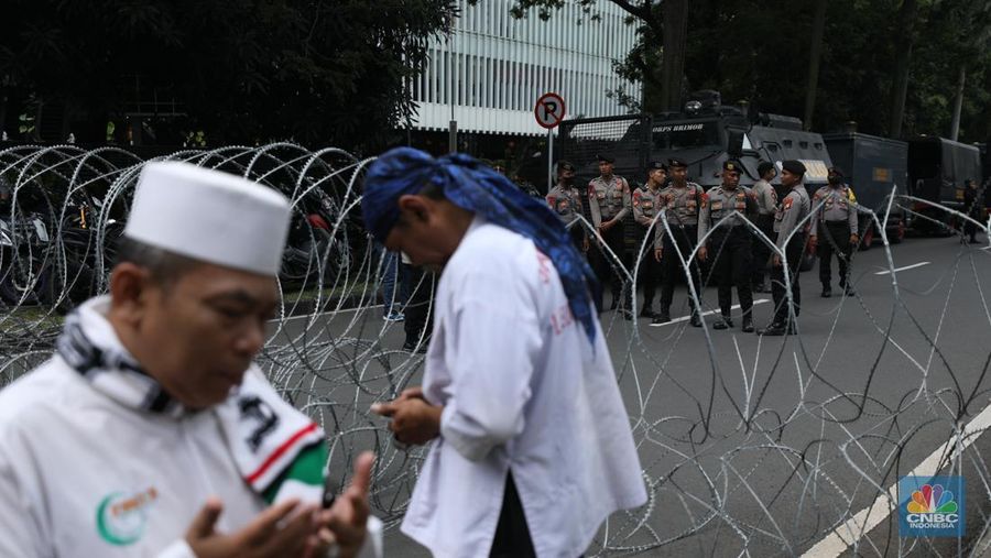 Sejumlah kelompok masyarakat yang tergabung dalam Aksi Bela Al-Quran menggelar aksi injak bendera Denmark, Swedia, dan Belanda di depan Kantor Kedutaan Besar (Kedubes) Swedia, Jakarta, Senin (30/1/2023). Peserta aksi mengecam tindakan Rasmus lantaran dianggap menista agama Islam dengan membakar Al-Qur'an. (CNBC Indonesia/Tri Susilo)
