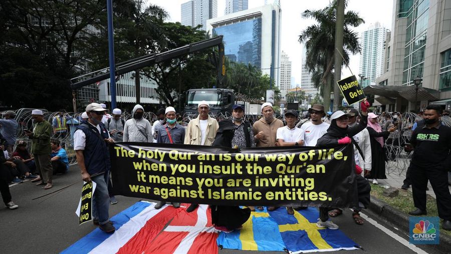 Sejumlah kelompok masyarakat yang tergabung dalam Aksi Bela Al-Quran menggelar aksi injak bendera Denmark, Swedia, dan Belanda di depan Kantor Kedutaan Besar (Kedubes) Swedia, Jakarta, Senin (30/1/2023). Peserta aksi mengecam tindakan Rasmus lantaran dianggap menista agama Islam dengan membakar Al-Qur'an. (CNBC Indonesia/Tri Susilo)