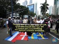 Kecam Pembakaran Al-Qur'an, Massa Aksi Injak Bendera Swedia