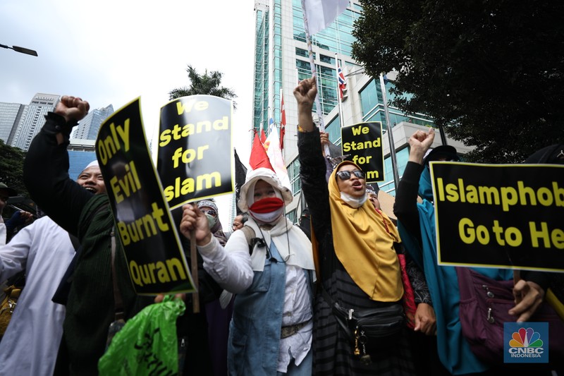 Sejumlah kelompok masyarakat yang tergabung dalam Aksi Bela Al-Quran menggelar aksi injak bendera Denmark, Swedia, dan Belanda di depan Kantor Kedutaan Besar (Kedubes) Swedia, Jakarta, Senin (30/1/2023). Sejumlah kelompok masyarakat yang tergabung dalam Aksi Bela Al-Quran menggelar aksi injak bendera Denmark, Swedia, dan Belanda di depan Kantor Kedutaan Besar (Kedubes) Swedia, Jakarta, Senin (30/1/2023). Peserta aksi mengecam tindakan Rasmus lantaran dianggap menista agama Islam dengan membakar Al-Qur'an. (CNBC Indonesia/Tri Susilo)