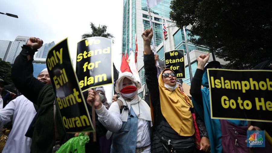 Sejumlah kelompok masyarakat yang tergabung dalam Aksi Bela Al-Quran menggelar aksi injak bendera Denmark, Swedia, dan Belanda di depan Kantor Kedutaan Besar (Kedubes) Swedia, Jakarta, Senin (30/1/2023). Peserta aksi mengecam tindakan Rasmus lantaran dianggap menista agama Islam dengan membakar Al-Qur'an. (CNBC Indonesia/Tri Susilo)