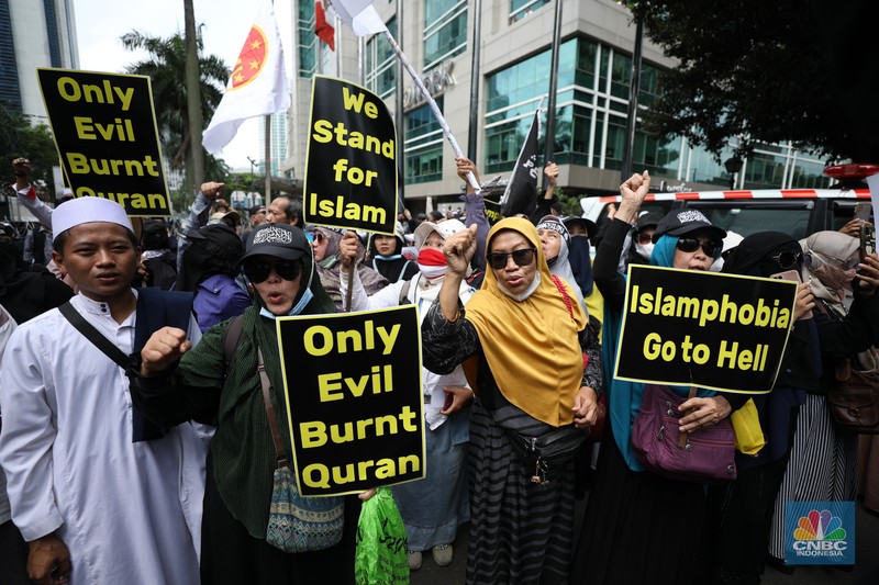 Sejumlah kelompok masyarakat yang tergabung dalam Aksi Bela Al-Quran menggelar aksi injak bendera Denmark, Swedia, dan Belanda di depan Kantor Kedutaan Besar (Kedubes) Swedia, Jakarta, Senin (30/1/2023). Peserta aksi mengecam tindakan Rasmus lantaran dianggap menista agama Islam dengan membakar Al-Qur'an. (CNBC Indonesia/Tri Susilo)