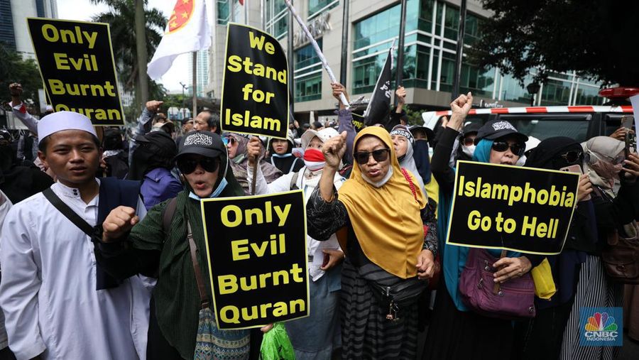 Sejumlah kelompok masyarakat yang tergabung dalam Aksi Bela Al-Quran menggelar aksi injak bendera Denmark, Swedia, dan Belanda di depan Kantor Kedutaan Besar (Kedubes) Swedia, Jakarta, Senin (30/1/2023). Peserta aksi mengecam tindakan Rasmus lantaran dianggap menista agama Islam dengan membakar Al-Qur'an. (CNBC Indonesia/Tri Susilo)