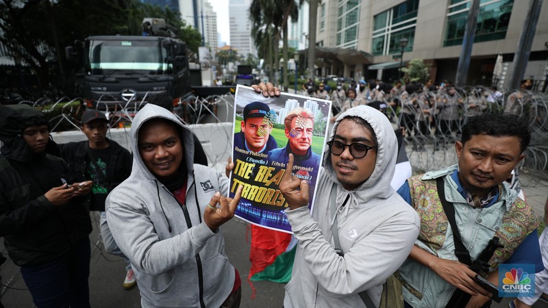 Sejumlah kelompok masyarakat yang tergabung dalam Aksi Bela Al-Quran menggelar aksi injak bendera Denmark, Swedia, dan Belanda di depan Kantor Kedutaan Besar (Kedubes) Swedia, Jakarta, Senin (30/1/2023). Sejumlah kelompok masyarakat yang tergabung dalam Aksi Bela Al-Quran menggelar aksi injak bendera Denmark, Swedia, dan Belanda di depan Kantor Kedutaan Besar (Kedubes) Swedia, Jakarta, Senin (30/1/2023). Peserta aksi mengecam tindakan Rasmus lantaran dianggap menista agama Islam dengan membakar Al-Qur'an. (CNBC Indonesia/Tri Susilo)