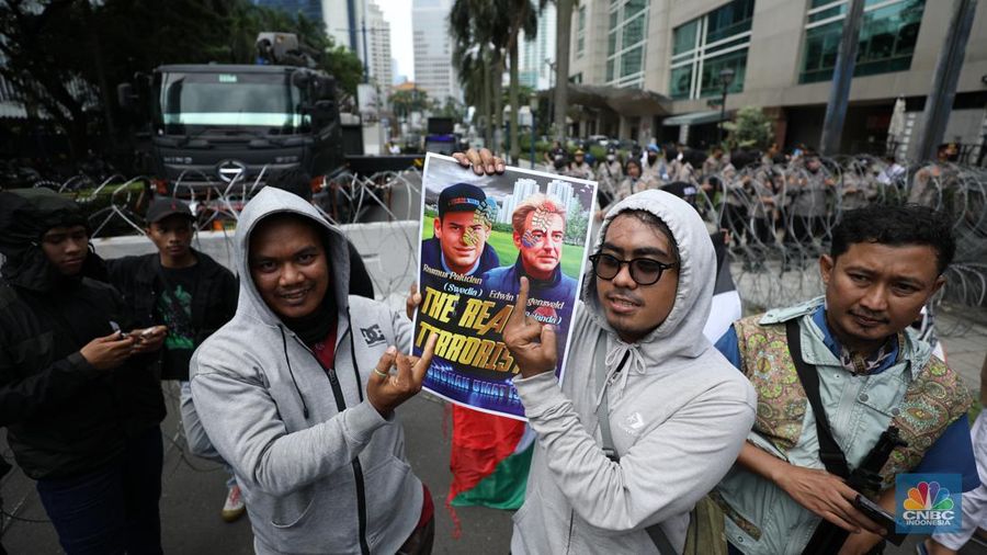 Sejumlah kelompok masyarakat yang tergabung dalam Aksi Bela Al-Quran menggelar aksi injak bendera Denmark, Swedia, dan Belanda di depan Kantor Kedutaan Besar (Kedubes) Swedia, Jakarta, Senin (30/1/2023). Peserta aksi mengecam tindakan Rasmus lantaran dianggap menista agama Islam dengan membakar Al-Qur'an. (CNBC Indonesia/Tri Susilo)