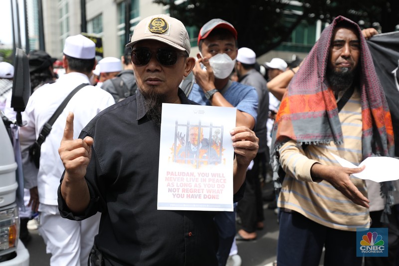 Sejumlah kelompok masyarakat yang tergabung dalam Aksi Bela Al-Quran menggelar aksi injak bendera Denmark, Swedia, dan Belanda di depan Kantor Kedutaan Besar (Kedubes) Swedia, Jakarta, Senin (30/1/2023). Sejumlah kelompok masyarakat yang tergabung dalam Aksi Bela Al-Quran menggelar aksi injak bendera Denmark, Swedia, dan Belanda di depan Kantor Kedutaan Besar (Kedubes) Swedia, Jakarta, Senin (30/1/2023). Peserta aksi mengecam tindakan Rasmus lantaran dianggap menista agama Islam dengan membakar Al-Qur'an. (CNBC Indonesia/Tri Susilo)
