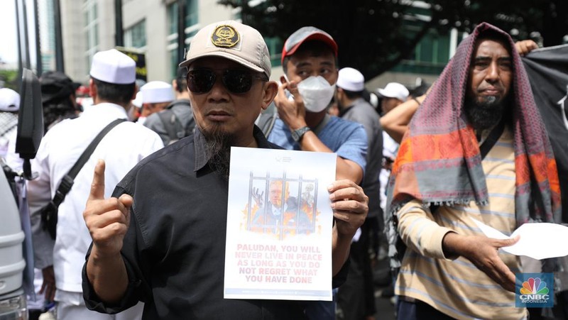 Sejumlah kelompok masyarakat yang tergabung dalam Aksi Bela Al-Quran menggelar aksi injak bendera Denmark, Swedia, dan Belanda di depan Kantor Kedutaan Besar (Kedubes) Swedia, Jakarta, Senin (30/1/2023). Peserta aksi mengecam tindakan Rasmus lantaran dianggap menista agama Islam dengan membakar Al-Qur'an. (CNBC Indonesia/Tri Susilo)